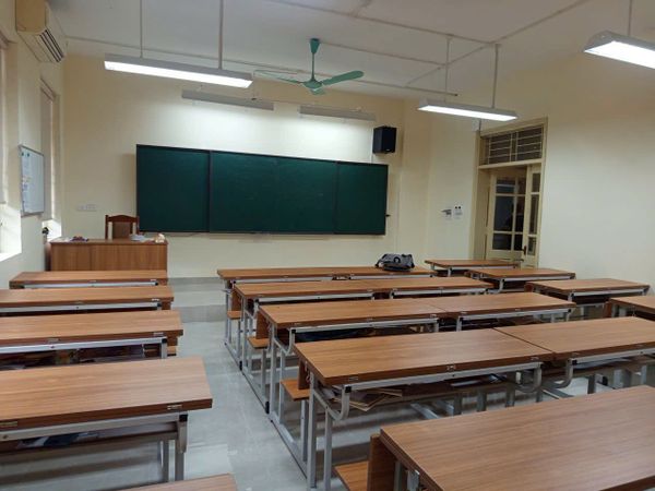 Loa treo tường lớp học tại Trường THCS Năng khiếu Đại học Sư phạm, bật lớn không tạp âm, miễn phí công lắp đặt, bảo hành dài hạn 5 năm