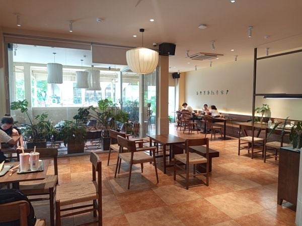 Loa treo tường phát nhạc nền cho quán Phê La Nguyễn Văn Cừ, TP. Hà Nội, loa được thiết kế riêng cho quán, bật lớn không tạp âm, miễn phí công lắp đặt, bảo hành dài hạn 5 năm