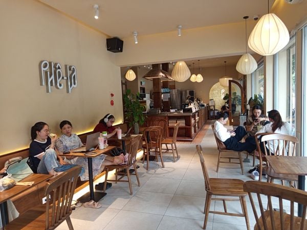 Loa treo tường phát nhạc nền cho quán Phê La Nguyễn Văn Cừ, TP. Hà Nội, loa được thiết kế riêng cho quán, bật lớn không tạp âm, miễn phí công lắp đặt, bảo hành dài hạn 5 năm