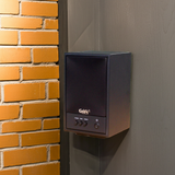 Loa không dây treo tường V57 UHF Goldsound ( 1 chiếc), công suất 57w, loa bass 5 inch, treble 2 inch, kích thước rộng 20 cm, cao 32 cm, sâu 20 cm, phủ da cao cấp, bảo hành dài hạn 5 năm.