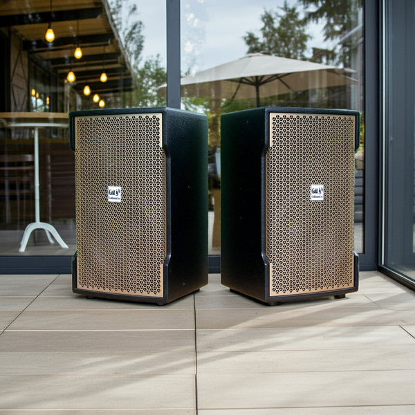 Dàn loa Sân khấu: 1 Amply A928 2 vùng âm lượng 1500w + 4 loa Goldsound V238 Gold 238w, loa được thiết kế riêng cho quán, bật lớn không tạp âm, miễn phí công lắp đặt, bảo hành dài hạn 5 năm.