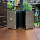 Dàn loa Sân khấu: 1 Amply A928 2 vùng âm lượng 1500w + 4 loa Goldsound V238 Gold 238w, loa được thiết kế riêng cho quán, bật lớn không tạp âm, miễn phí công lắp đặt, bảo hành dài hạn 5 năm.