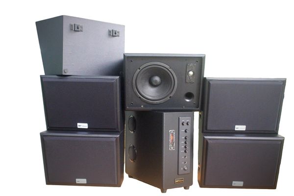 Dàn loa sân vườn: Amply Amply A906 + 6 V130NT, Amply hai vùng âm lượng, loa được thiết kế riêng, bật lớn không tạp âm, miễn phí công lắp đặt, bảo hành dài hạn 5 năm.