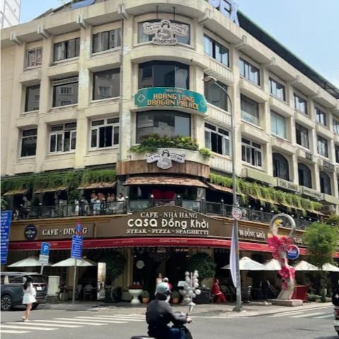 Loa treo tường phát nhạc nền cho Cà Phê Cô Ba Đồng Khởi, loa được thiết kế riêng cho quán, bật lớn không tạp âm, miễn phí công lắp đặt, bảo hành dài hạn 5 năm