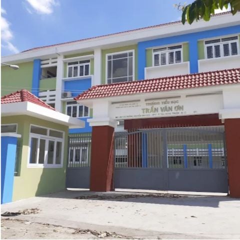 Loa treo tường phát thông báo, phát nhạc cho Trường Tiểu học Trần Văn Ơn, TP.HCM, loa được thiết kế riêng cho quán, bật lớn không tạp âm, miễn phí công lắp đặt, bảo hành dài hạn 5 năm