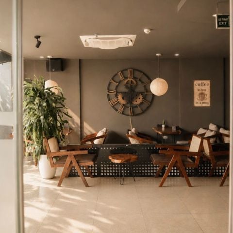 Loa treo tường phát nhạc nền cho Hélios Sky View Cafe, TP. Hà Nội, loa được thiết kế riêng cho quán, bật lớn không tạp âm, miễn phí công lắp đặt, bảo hành dài hạn 5 năm