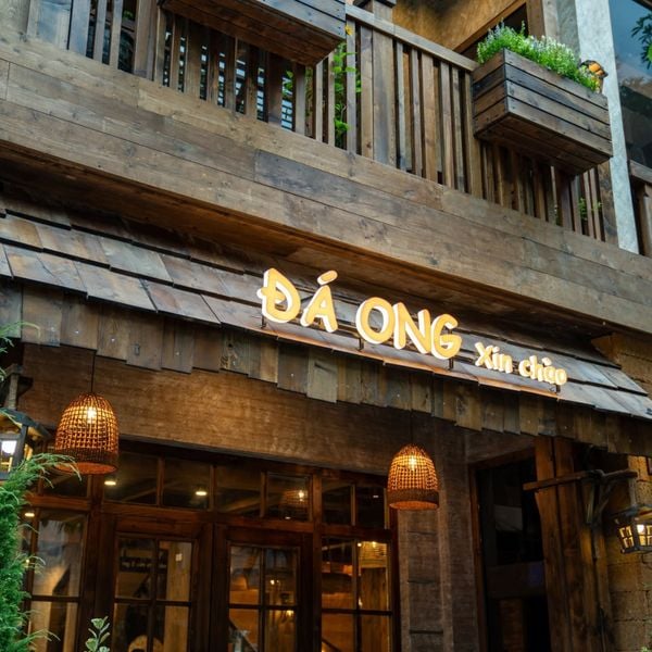 Loa treo tường phát nhạc nền cho Đá Ong Coffee & Tea Đỗ Quang, TP. Hà Nội, loa được thiết kế riêng cho quán, bật lớn không tạp âm, miễn phí công lắp đặt, bảo hành dài hạn 5 năm