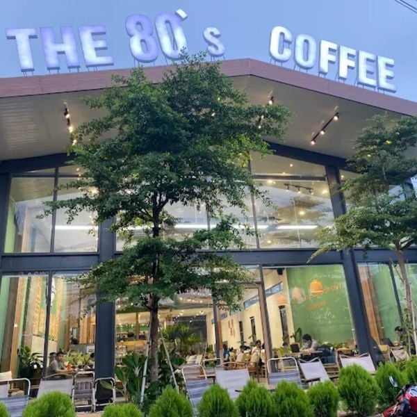 Loa treo tường phát nhạc nền cho The 80’s Nguyễn Văn Linh, Cần Thơ, loa được thiết kế riêng cho quán, bật lớn không tạp âm, miễn phí công lắp đặt, bảo hành dài hạn 5 năm