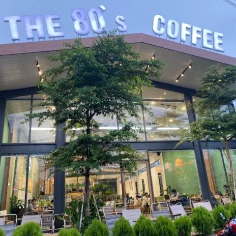 Loa treo tường phát nhạc nền cho The 80’s Nguyễn Văn Linh, Cần Thơ, loa được thiết kế riêng cho quán, bật lớn không tạp âm, miễn phí công lắp đặt, bảo hành dài hạn 5 năm