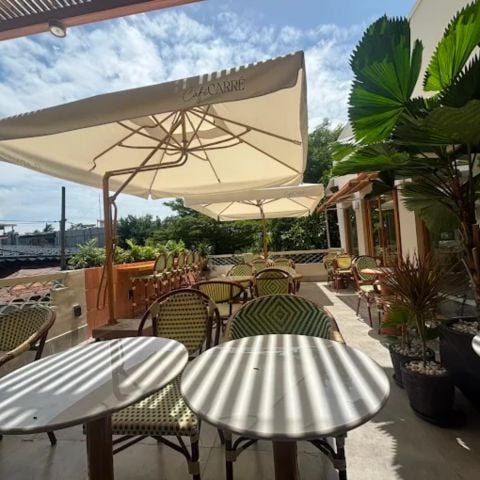 Loa ngoài trời phát nhạc nền cho Café Carré, TP.HCM, loa được thiết kế riêng cho quán, bật lớn không tạp âm, miễn phí công lắp đặt, bảo hành dài hạn 5 năm