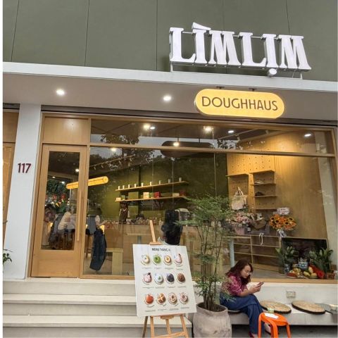 Loa treo tường phát nhạc nền cho quán Lịm Donuts, Hà Nội, loa được thiết kế riêng cho quán, bật lớn không tạp âm, miễn phí công lắp đặt, bảo hành dài hạn 5 năm