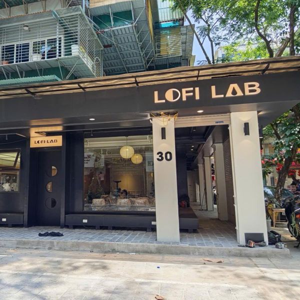 Loa treo tường phát nhạc nền cho quán Lofi Lab, Hà Nội, loa được thiết kế riêng cho quán, bật lớn không tạp âm, miễn phí công lắp đặt, bảo hành dài hạn 5 năm