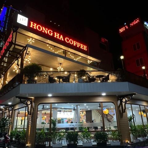 Loa treo tường phát nhạc nền cho quán Hồng Hà Coffee – Cơ sở 2, Hà Nội, loa được thiết kế riêng cho quán, bật lớn không tạp âm, miễn phí công lắp đặt, bảo hành dài hạn 5 năm