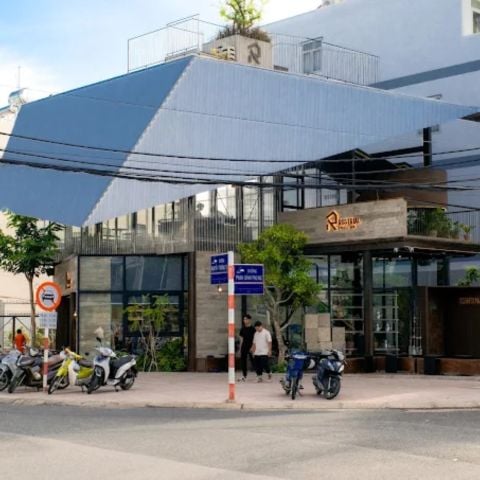 Loa treo tường phát nhạc nền cho quán Rustrial Coffee Hub, An Giang, loa được thiết kế riêng cho quán, bật lớn không tạp âm, miễn phí công lắp đặt, bảo hành dài hạn 5 năm