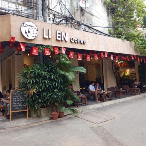 Loa treo tường phát nhạc nền cho quán Li En Coffee, TP.HCM, loa được thiết kế riêng cho quán, bật lớn không tạp âm, miễn phí công lắp đặt, bảo hành dài hạn 5 năm