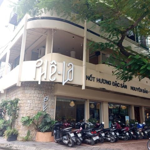 Loa treo tường phát nhạc nền cho quán Phê La Nguyễn Văn Cừ, TP. Hà Nội, loa được thiết kế riêng cho quán, bật lớn không tạp âm, miễn phí công lắp đặt, bảo hành dài hạn 5 năm