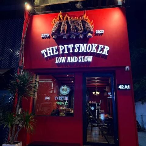 Loa treo tường phát nhạc nền cho nhà hàng The Pit Smoker 2, TP.HCM, loa được thiết kế riêng cho quán, bật lớn không tạp âm, miễn phí công lắp đặt, bảo hành dài hạn 5 năm
