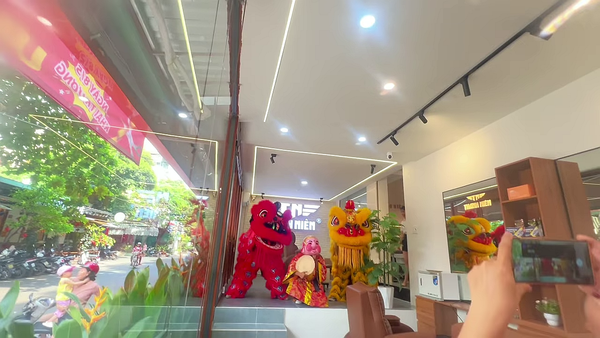 Loa treo tường phát nhạc nền cho quán Hớt Tóc Nam Salon Thanh Niên, TP.HCM, loa được thiết kế riêng cho quán, bật lớn không tạp âm, miễn phí công lắp đặt, bảo hành dài hạn 5 năm