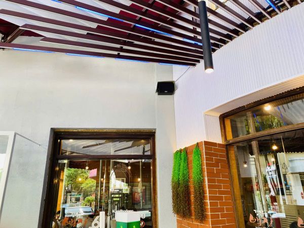 Loa treo tường phát nhạc nền tự động cho Corner Coffee & Beer, HN, loa được thiết kế riêng cho quán, bật lớn không tạp âm, miễn phí công lắp đặt, bảo hành dài hạn 5 năm
