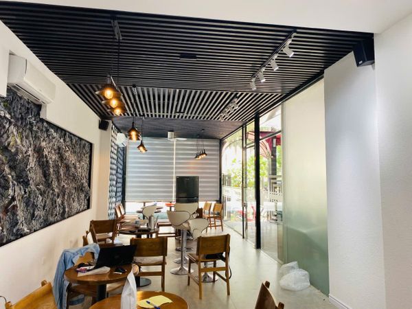 Loa treo tường phát nhạc nền tự động cho Corner Coffee & Beer, HN, loa được thiết kế riêng cho quán, bật lớn không tạp âm, miễn phí công lắp đặt, bảo hành dài hạn 5 năm