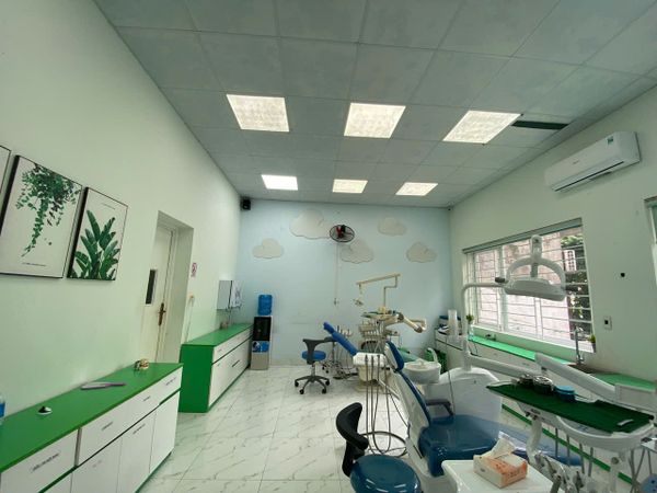 Loa treo tường phát nhạc nền, thông báo cho Nha Khoa 2Sky, loa được thiết kế riêng cho quán, bật lớn không tạp âm, miễn phí công lắp đặt, bảo hành dài hạn 5 năm