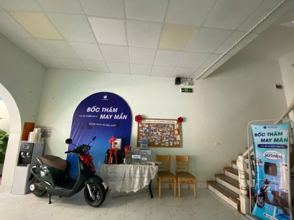 Loa treo tường phát nhạc nền, thông báo cho Nha Khoa 2Sky, loa được thiết kế riêng cho quán, bật lớn không tạp âm, miễn phí công lắp đặt, bảo hành dài hạn 5 năm