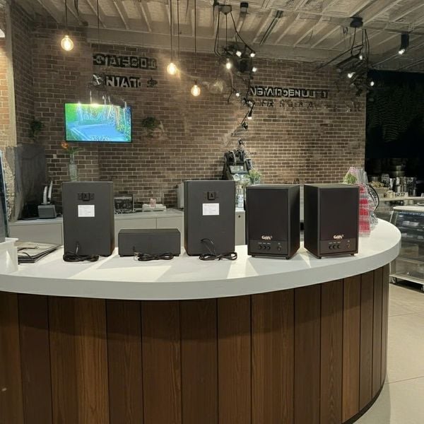 Dàn loa treo tường không dây, loa thông báo, loa phát nhạc tự động: 01 amply A50 Goldsound + 4 loa không dây C50 UHF Goldsound