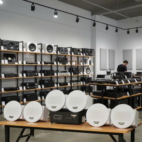 Dàn loa âm trần không dây: 01 amply A50 Goldsound + 6 loa âm trần không dây VAT37 UHF Goldsound, loa được thiết kế riêng cho quán, bật lớn không tạp âm, bảo hành dài hạn 5 năm.