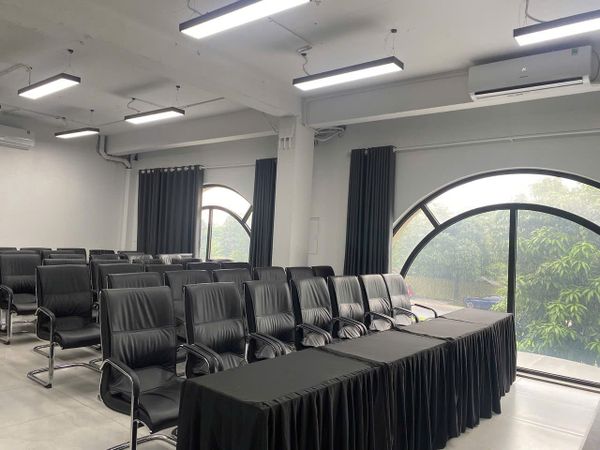 Loa hội trường, loa hội thảo cho văn phòng Elite Capital, Hà Nội, loa được thiết kế riêng cho quán, bật lớn không tạp âm, miễn phí công lắp đặt, bảo hành dài hạn 5 năm