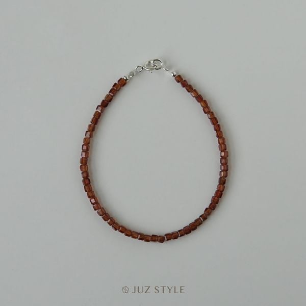  Vòng tay đá Garnet cube 2.4mm 