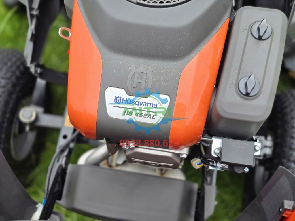 Máy cắt cỏ người lái HUSQVARNA TC 114 (HS 452AE) - hình ảnh sản phẩm thực tế 2