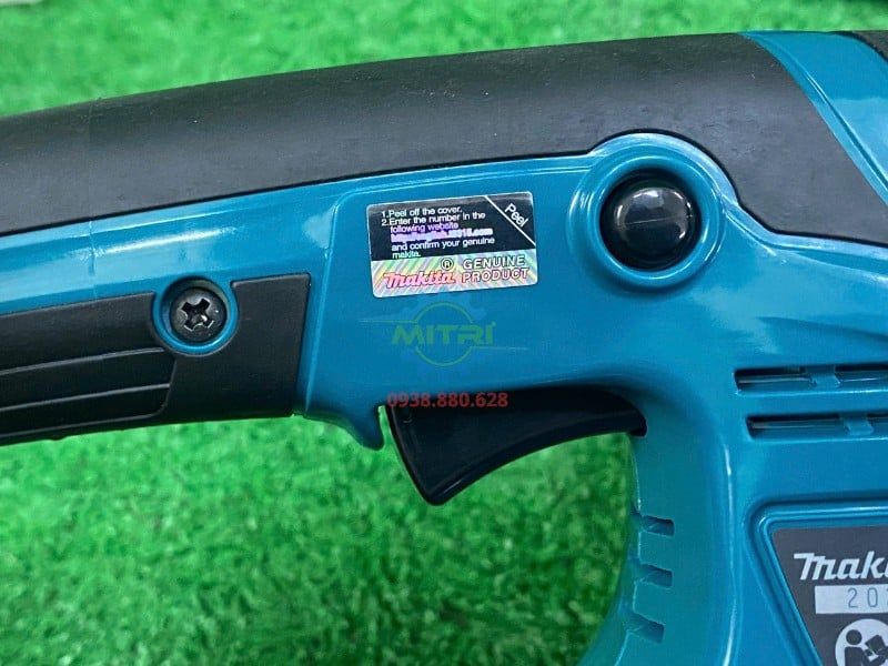 Máy Cắt Tỉa Cỏ Makita UM600DZ Chính Hãng – 12V Max CXT, Combo 2 Pin 1 Sạc - hình ảnh sản phẩm thực tế 2