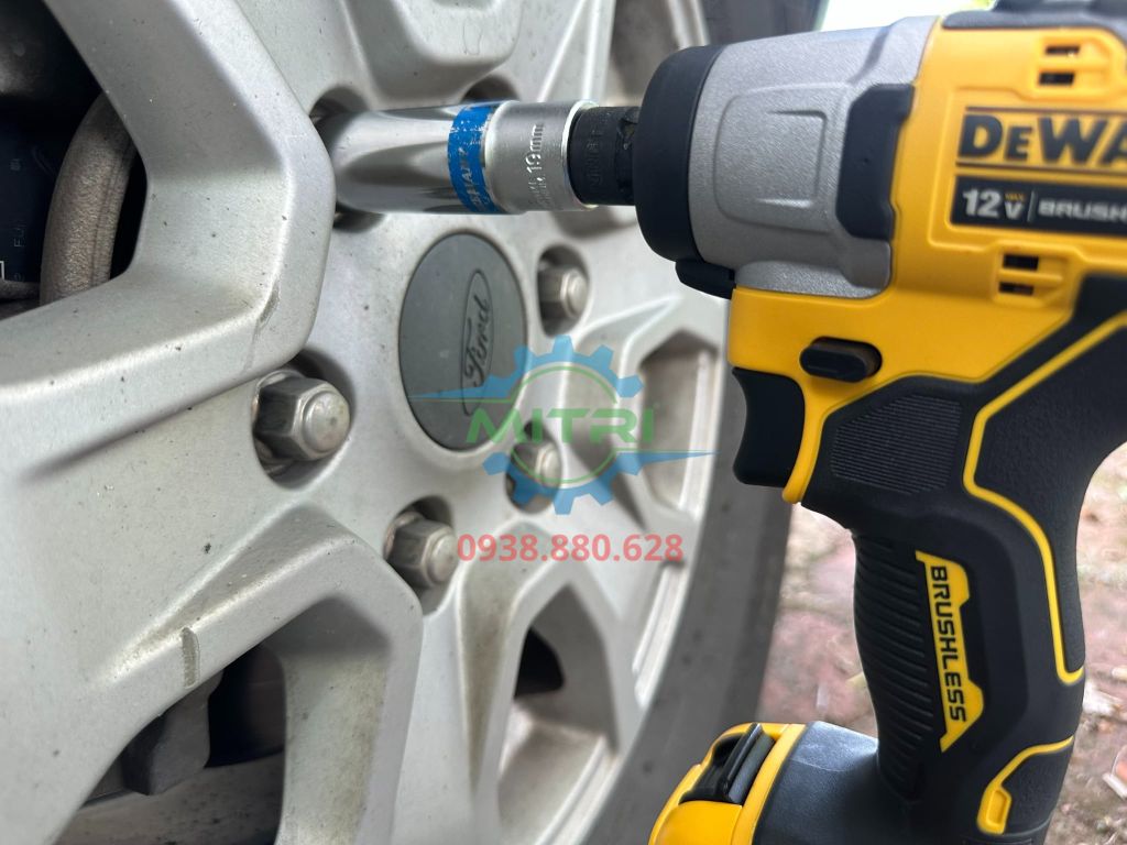 Máy Siết Bulong Đầu 3/8" Pin 12V Max DCF902 Chính Hãng Có Sẵn Tại Minh Triết - hình ảnh sản phẩm thực tế 3