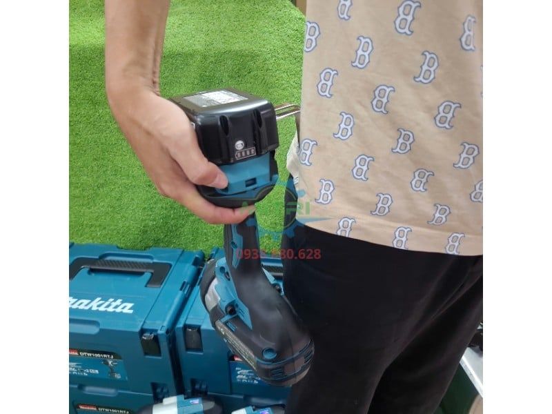 Máy Vặn Bu Lông Dùng Pin Makita DTW1001RTJ 18V Chính Hãng – Lực Siết 1050Nm, Bộ 2 Pin 5.0Ah + Sạc Nhanh + Makpac - hình ảnh sản phẩm thực tế 10