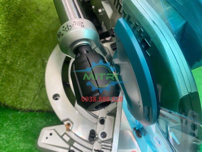 Máy Cưa Đa Góc Trượt Dùng Pin Makita DLS211Z Chính Hãng – 36V, Lưỡi 305mm, Combo 2 Pin 5.0Ah + 1 Sạc - hình ảnh sản phẩm thực tế 4