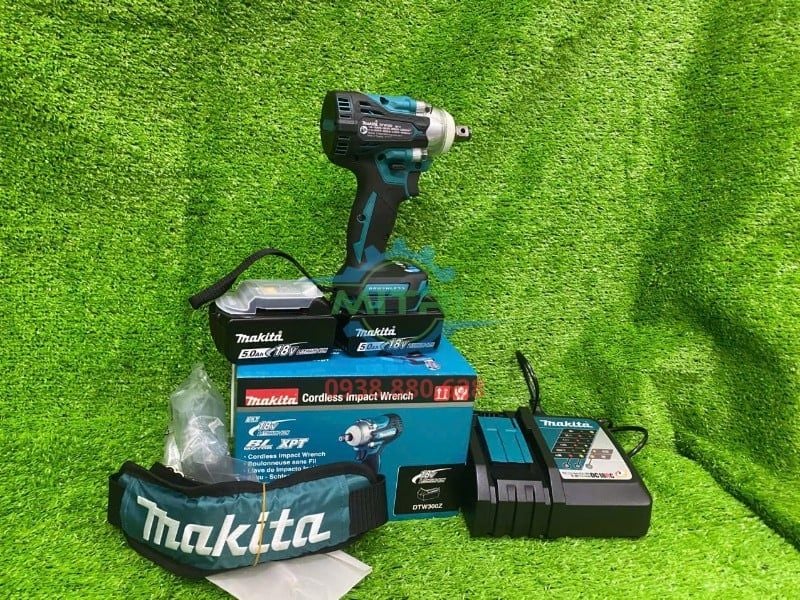 Máy Siết Bu Lông Makita DTW300Z Combo 1 Pin 5Ah 1 Sạc - hình ảnh sản phẩm thực tế 4
