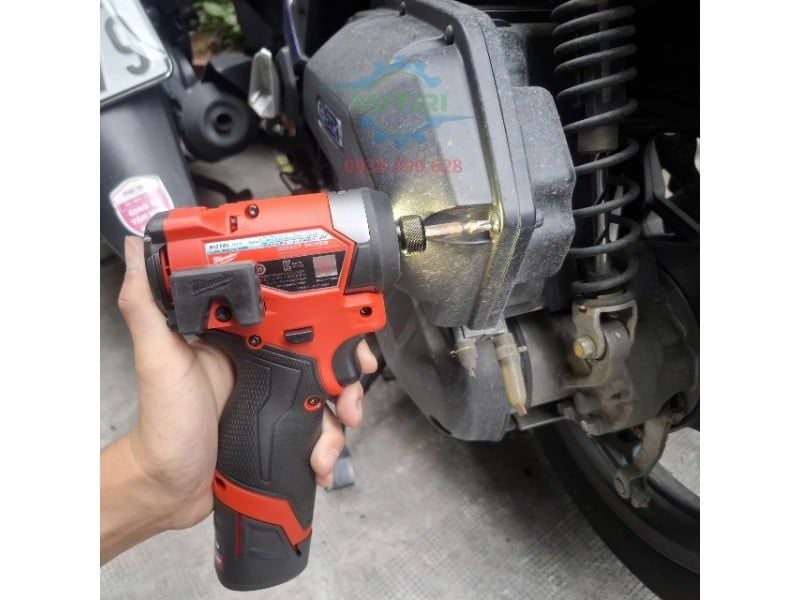 Máy Vặn Vít Milwaukee M12 FID2 Chính Hãng Bộ 2 Pin 1 Sạc - hình ảnh sản phẩm thực tế 7