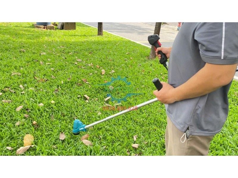 Máy Cắt Cỏ Dùng Pin Makita DUR190UZX1 Chính Hãng – 18V, Tay Cầm Chữ U - hình ảnh sản phẩm thực tế 7