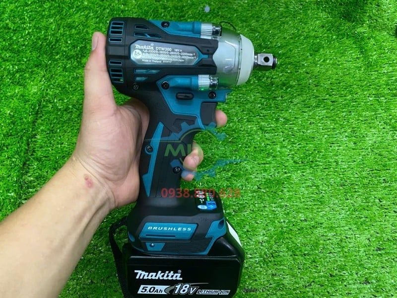 Máy Siết Bu Lông Makita DTW300Z Combo 1 Pin 5Ah 1 Sạc - hình ảnh sản phẩm thực tế 7