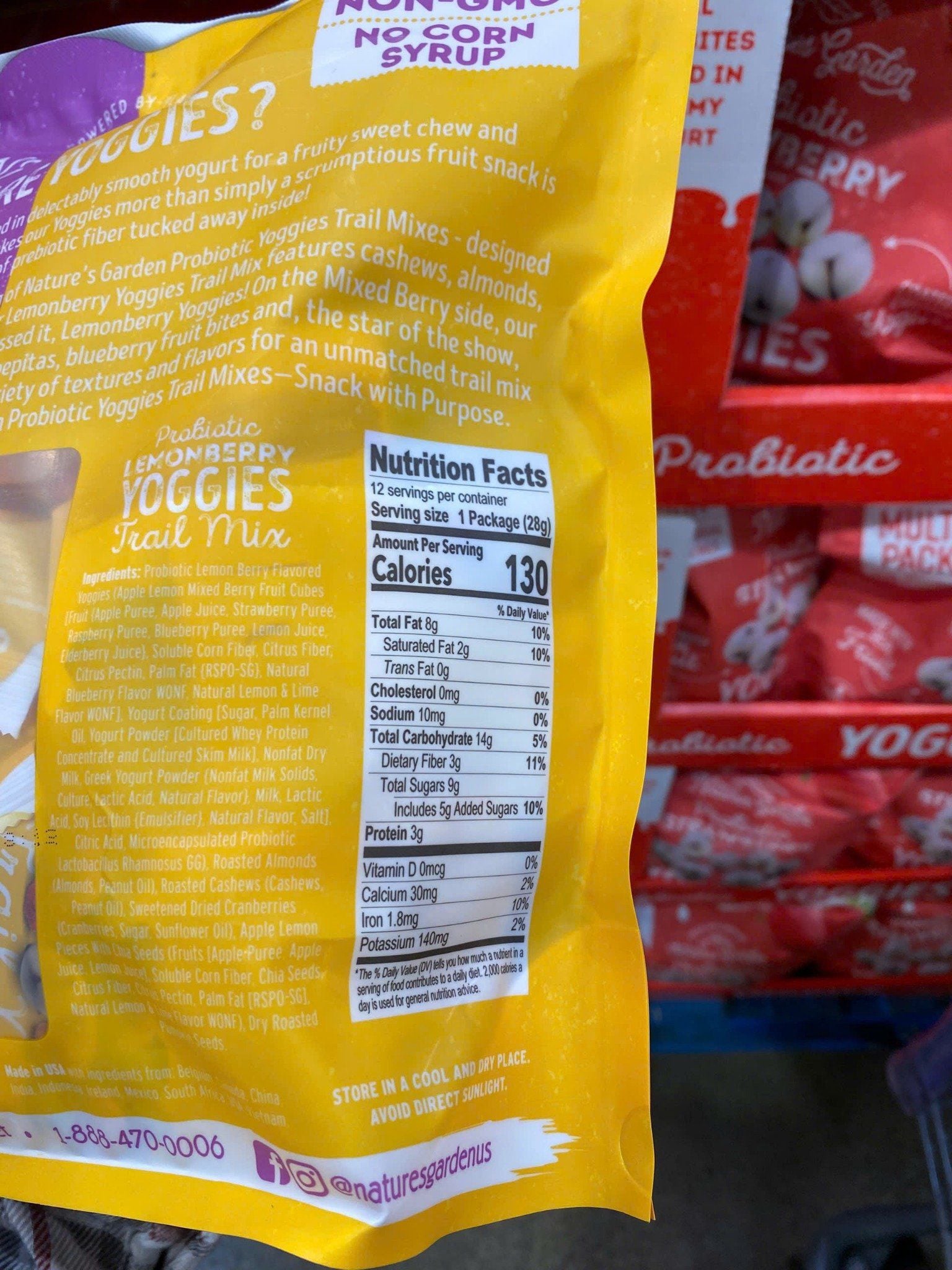 Hạt Nature's Garden Probiotic Yoggies Trail Mixes