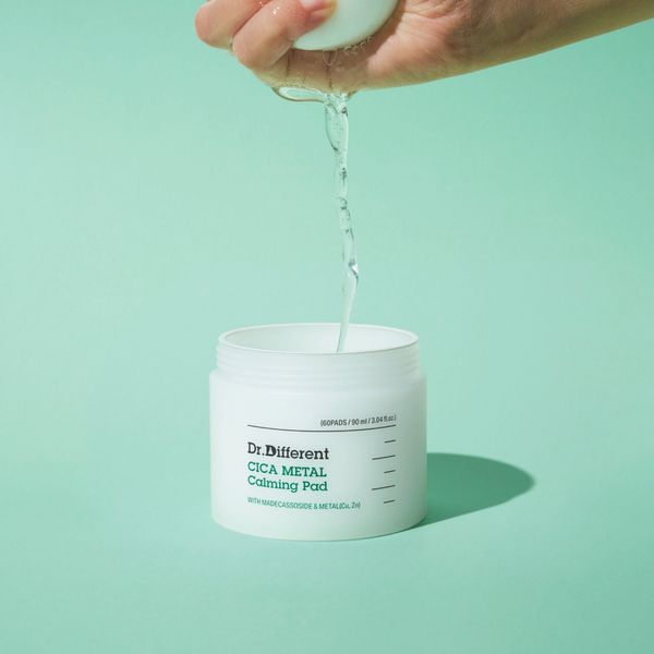 Toner pad làm dịu và phục hồi da Dr.Different CICA Metal Calming Pad