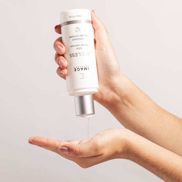 Sữa rửa mặt chống lão hóa & sáng da IMAGE Skincare AGELESS Total Facial Cleanser