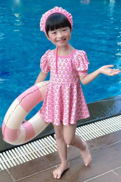  Đầm bơi một mảnh bé gái kèm mũ chống nắng Hoa Bé Xinh 