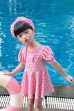  Đầm bơi một mảnh bé gái kèm mũ chống nắng Hoa Bé Xinh 
