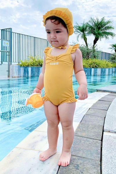  Đồ bơi một mảnh bé gái kèm mũ chống nắng Mặt Trời Nhỏ 