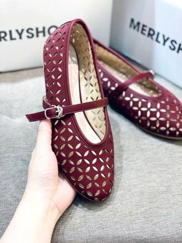 [Hè 2026] Giày Búp Bê Có Quai Ngang Họa Tiết Lá Đối Xứng Lỗ Thoáng Khí Mềm Mại Đế Chống Trơn Merly 1642 Đỏ, Giày Bệt Mùa Hè, Giày Búp Bê Bigsize, Giày Bệt Nữ Quai Ngang
