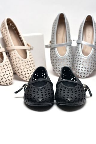 [NEW 35-43] Giày Búp Bê Mũi Tròn Đế Bám Nền Mềm Mại Da Merly Cắt Họa Tiết Lazer Hoa Mùa Hè Merly 1642 Đen MG, Giày Búp Bê Bigsize 35-43