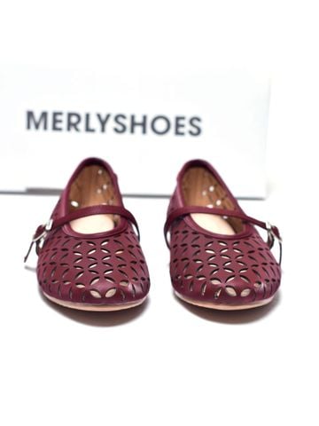 [Hè 2026] Giày Búp Bê Có Quai Ngang Họa Tiết Lá Đối Xứng Lỗ Thoáng Khí Mềm Mại Đế Chống Trơn Merly 1642 Đỏ, Giày Bệt Mùa Hè, Giày Búp Bê Bigsize, Giày Bệt Nữ Quai Ngang