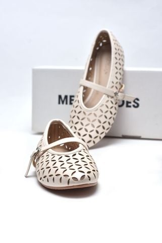 [NEW 35-43] Giày Búp Bê Mũi Tròn Có Quai Ngang Đế Bám Nền Mềm Mại Da Merly Cắt Họa Tiết Lá Đối Xứng Lazer Hoa Mùa Hè Merly 1642 Màu Trắng Kem MG, Giày Búp Bê Bigsize, Giày Búp Bê Có Quai Ngang