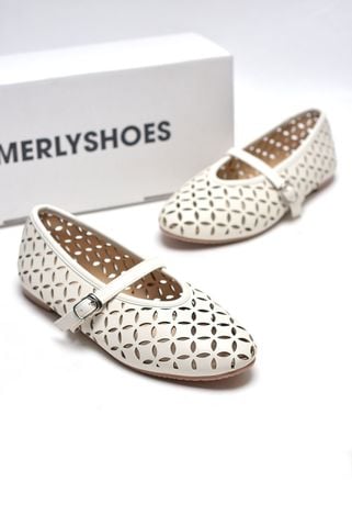 Giày Búp Bê Có Quai Ngang Da Lỗ Họa Tiết Lá Đối Xứng Thoáng Khí Mềm Mại Đế Chống Trơn Merly 1642 Kem Trắng Hạt Dẻ